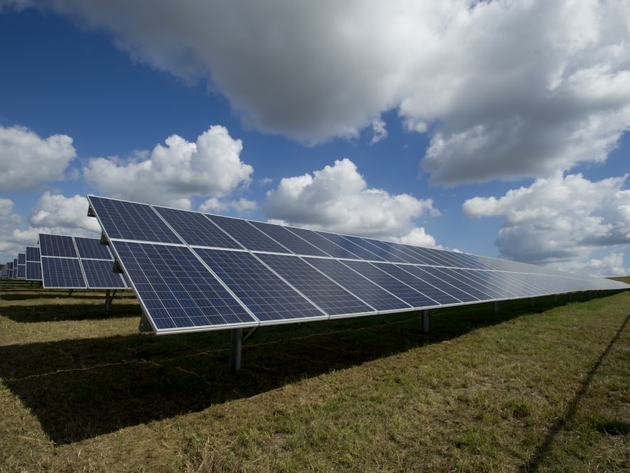 Güneş enerjisi santralinde panel dizileri